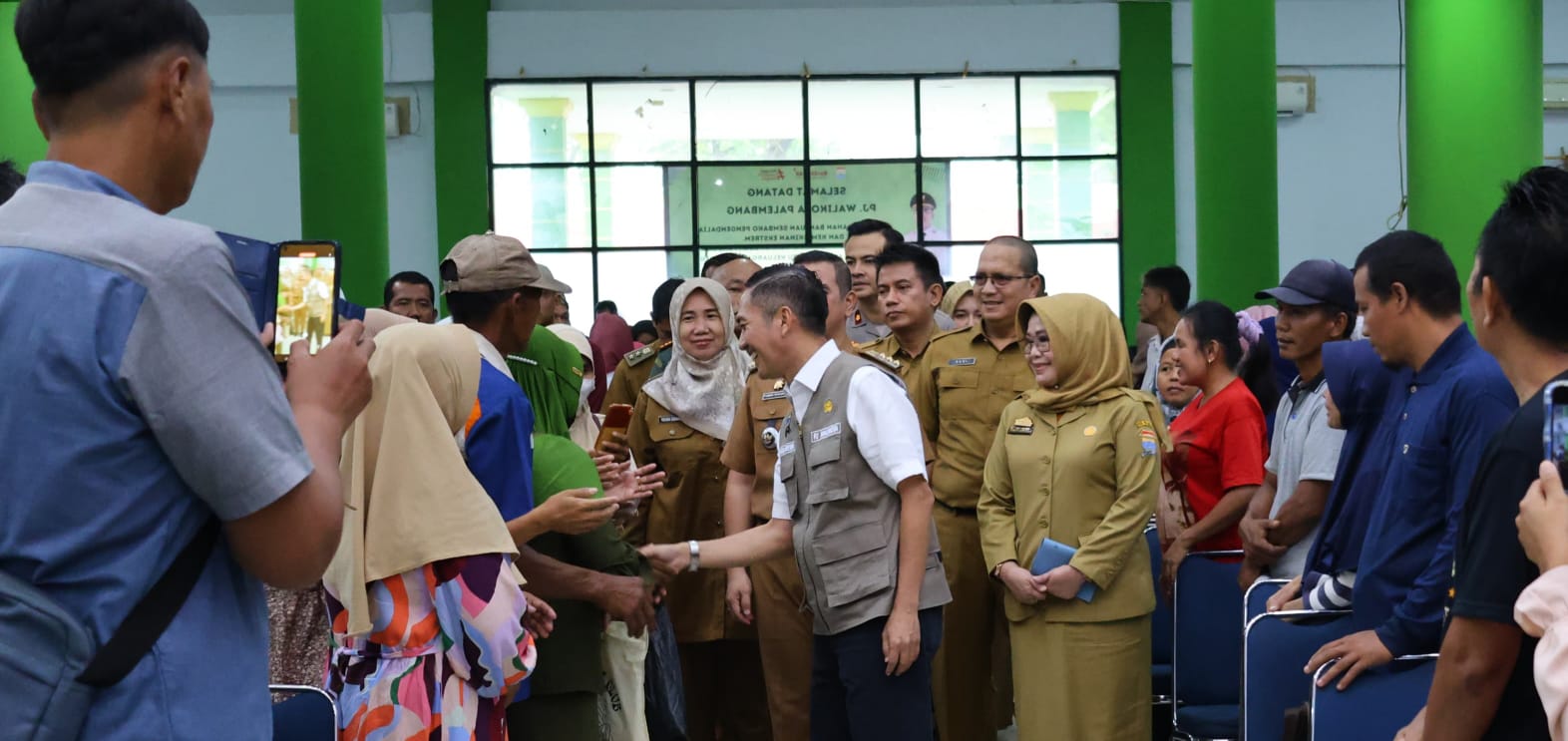 Pj Walikota Palembang, Ratu Dewa hadir pada kegiatan jemput bola pelayanan KIS dan administrasi kependudukan di Auditorium Universitas Muhammadiyah Palembang (UMP), Selasa (26/3/2024). Foto: Sumselheadline/Pitria.