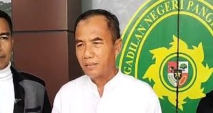 Suhartono (61),warga Komp RSS Azhar Permai, Kecamatan Sembawa, Kabupaten Banyuasin, didampingi penasehat hukumnya Suwito Winoto, Selasa (19/3/2024). Foto: Sumselheadline/Ela.