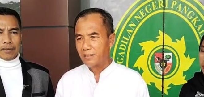 Suhartono (61),warga Komp RSS Azhar Permai, Kecamatan Sembawa, Kabupaten Banyuasin, didampingi penasehat hukumnya Suwito Winoto, Selasa (19/3/2024). Foto: Sumselheadline/Ela.
