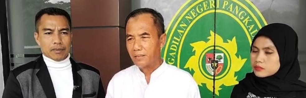 Suhartono (61),warga Komp RSS Azhar Permai, Kecamatan Sembawa, Kabupaten Banyuasin, didampingi penasehat hukumnya Suwito Winoto, Selasa (19/3/2024). Foto: Sumselheadline/Ela.