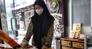 Toko kurma Al Balad yang berada di Jalan Srijaya Negara, Bukit Besar Palembang, Rabu (13/3/2024). Foto: Sumselheadline/Pitria.