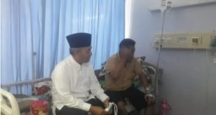 Pj Bupati Muba, Apriyadi menjenguk Ketua PWI Sumsel, Kurnaidi di RSUD Sekayu, Minggu (10/3/2024). Foto: Kominfo Muba.