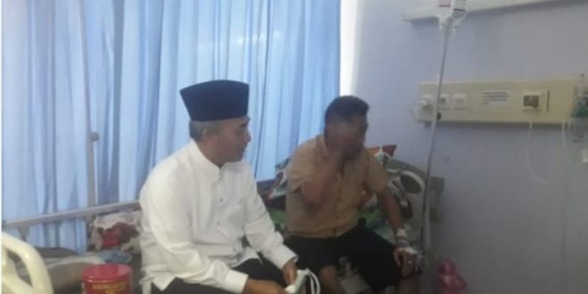 Pj Bupati Muba, Apriyadi menjenguk Ketua PWI Sumsel, Kurnaidi di RSUD Sekayu, Minggu (10/3/2024). Foto: Kominfo Muba.
