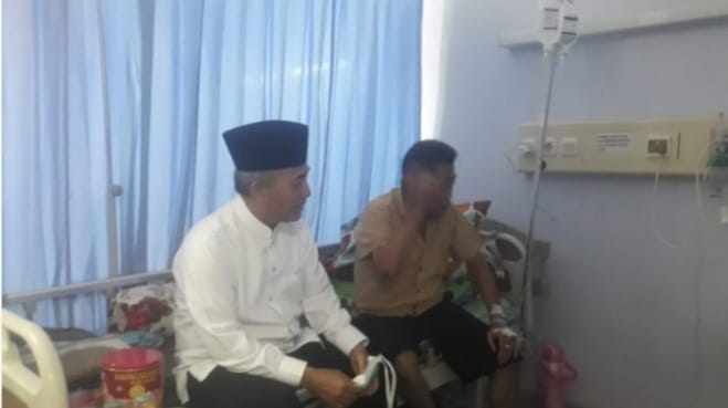 Pj Bupati Muba, Apriyadi menjenguk Ketua PWI Sumsel, Kurnaidi di RSUD Sekayu, Minggu (10/3/2024). Foto: Kominfo Muba.