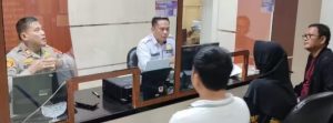 Istri oknum polisi Aiptu FN, didampingi kuasa hukumnya Rizal Syamsul melapor balik di SPKT Polda Sumsel atas perbuatan dept kolektor, Sabtu (23/3/2024) sore. Foto: Sumselheadline/Ela.