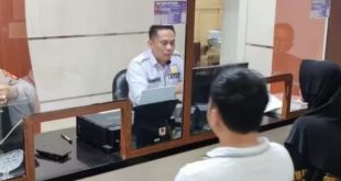 Istri oknum polisi Aiptu FN, didampingi kuasa hukumnya Rizal Syamsul melapor balik di SPKT Polda Sumsel atas perbuatan dept kolektor, Sabtu (23/3/2024) sore. Foto: Sumselheadline/Ela.
