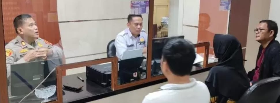 Istri oknum polisi Aiptu FN, didampingi kuasa hukumnya Rizal Syamsul melapor balik di SPKT Polda Sumsel atas perbuatan dept kolektor, Sabtu (23/3/2024) sore. Foto: Sumselheadline/Ela.