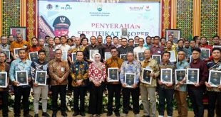 Pj Gubernur Sumsel, Agus Fatoni dan sejumlah wakil perusahaan yang menerima sertifikat peduli lingkungan. Foto: Humas Pemprov Sumsel.