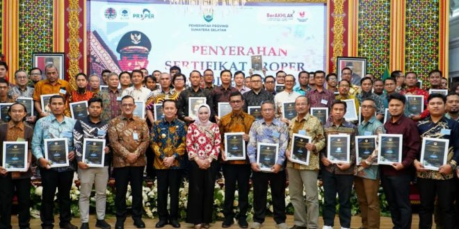 Pj Gubernur Sumsel, Agus Fatoni dan sejumlah wakil perusahaan yang menerima sertifikat peduli lingkungan. Foto: Humas Pemprov Sumsel.