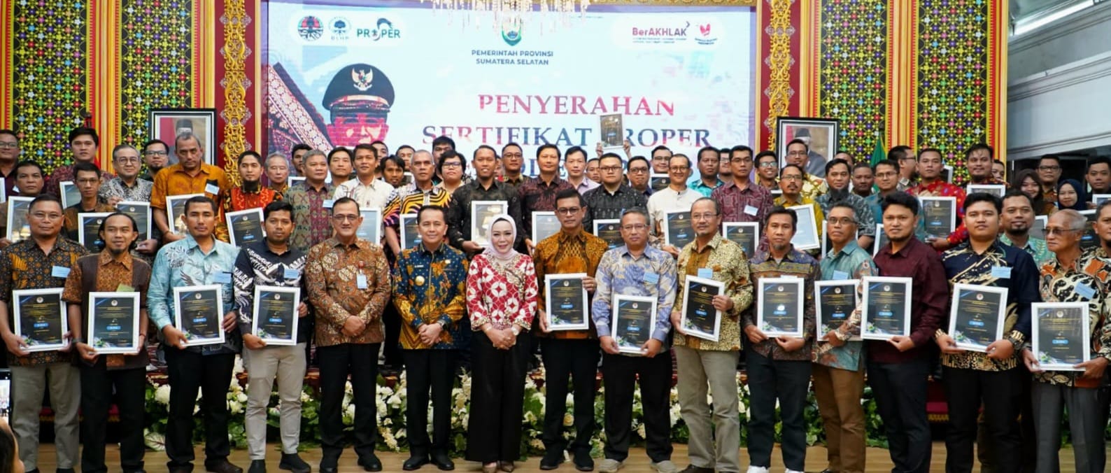 Pj Gubernur Sumsel, Agus Fatoni dan sejumlah wakil perusahaan yang menerima sertifikat peduli lingkungan. Foto: Humas Pemprov Sumsel.