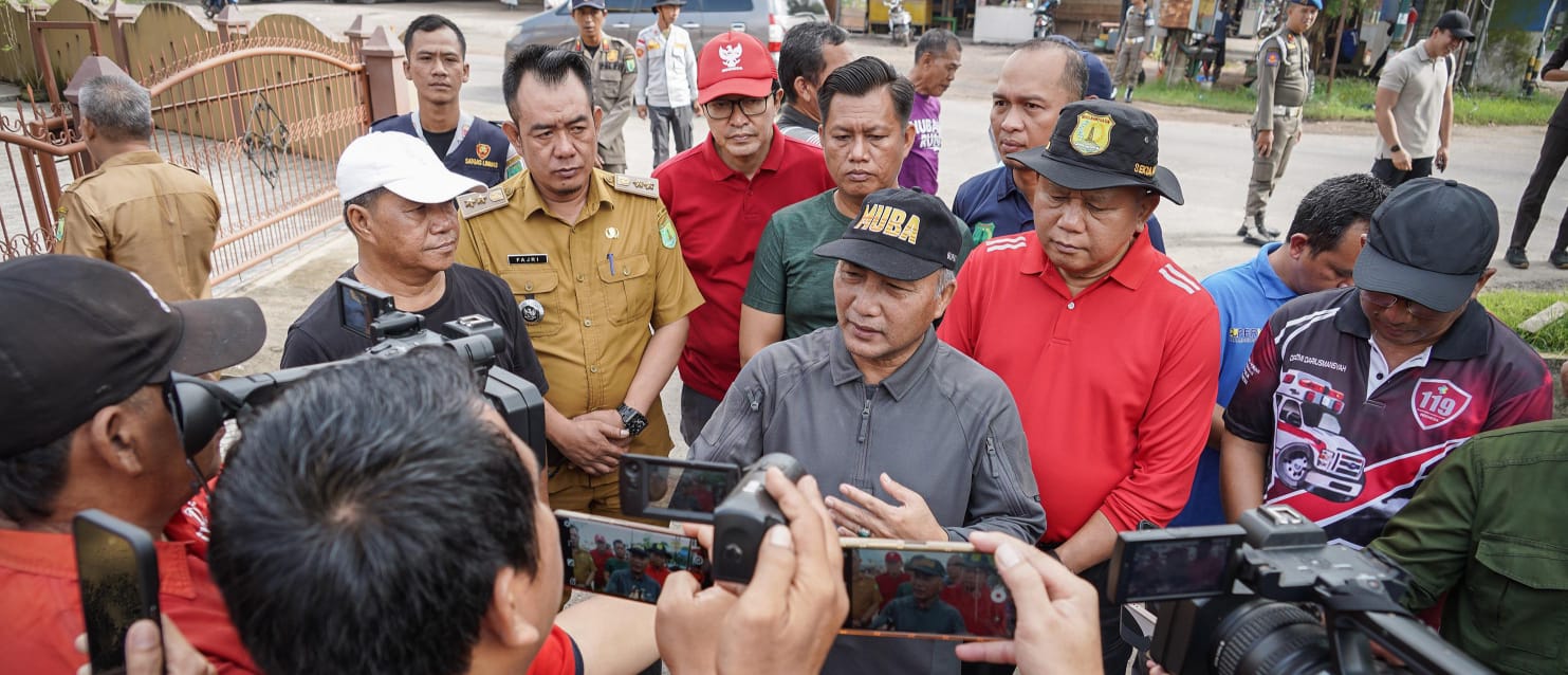 Pj Bupati Muba, Apriyadi saat diwawancarai sejumlah wartawan. Foto: Dok Kominfo Muba.