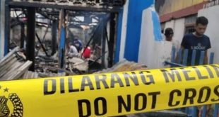 Pemilik rumah di Lorong Roda, Bukit Kecil, Palembang tampak mengais sisa kebakaran, Selasa (5/3/2024). Foto: Sumselheadline/Ela.