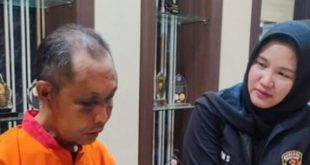 Riduan (49), oknum marbot masjid di Palembang, ditangkap karena mencabuli tiga bocah di tolit masjid, Minggu (10/3/2024). Foto: Sumselheadline/Ela.