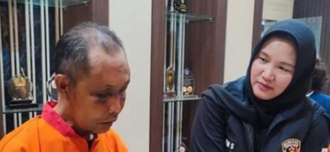 Riduan (49), oknum marbot masjid di Palembang, ditangkap karena mencabuli tiga bocah di tolit masjid, Minggu (10/3/2024). Foto: Sumselheadline/Ela.