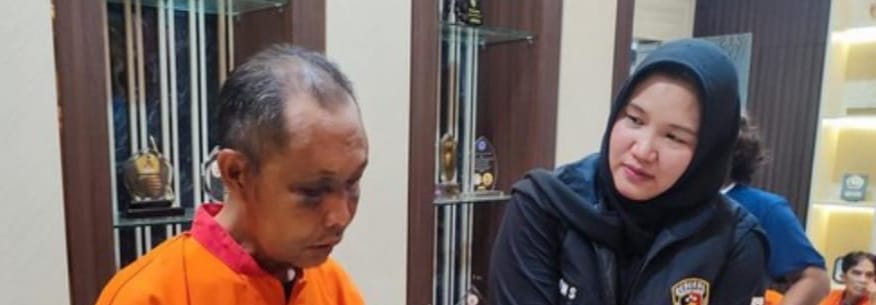 Riduan (49), oknum marbot masjid di Palembang, ditangkap karena mencabuli tiga bocah di tolit masjid, Minggu (10/3/2024). Foto: Sumselheadline/Ela.