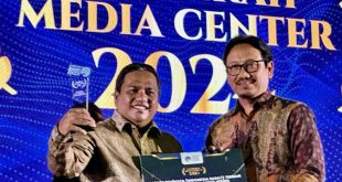Kadis Kominfo Muba, Harryandi Sinulingga, saat menerima anugrah Media Center (AMC) 2024 di Bandung, Selasa (5/3/2024). Foto: Kominfo Muba.