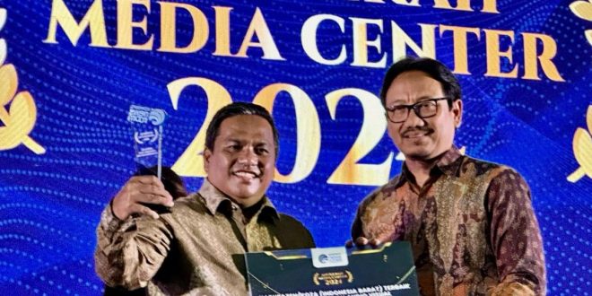 Kadis Kominfo Muba, Harryandi Sinulingga, saat menerima anugrah Media Center (AMC) 2024 di Bandung, Selasa (5/3/2024). Foto: Kominfo Muba.
