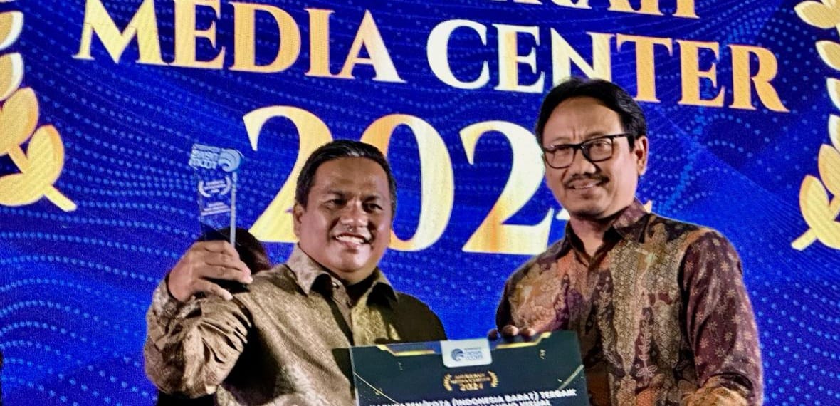 Kadis Kominfo Muba, Harryandi Sinulingga, saat menerima anugrah Media Center (AMC) 2024 di Bandung, Selasa (5/3/2024). Foto: Kominfo Muba.