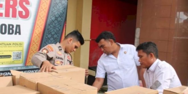 Petugas menggerebek gudang miras ilegal di Jalan Tembok Baru, Kelurahan 9 / 10 Ulu, Palembang, Jumat (22/3/2024). Foto: Sumselheadline/Ela.