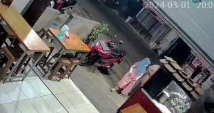 Lokasi parkir motor Krisna yang hilang saat asyik makan mie bersama pacar. Foto: screenshot cctv.