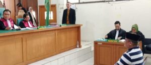 Terdakwa Vulton Matheos, oknum anggota Polres Ogan Komering Ulu (OKU) mendengarkan vonis di PN Palembang, Jumat (8/3/2024). Foto: Sumselheadline/Ela.