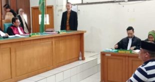 Terdakwa Vulton Matheos, oknum anggota Polres Ogan Komering Ulu (OKU) mendengarkan vonis di PN Palembang, Jumat (8/3/2024). Foto: Sumselheadline/Ela.