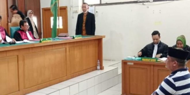 Terdakwa Vulton Matheos, oknum anggota Polres Ogan Komering Ulu (OKU) mendengarkan vonis di PN Palembang, Jumat (8/3/2024). Foto: Sumselheadline/Ela.