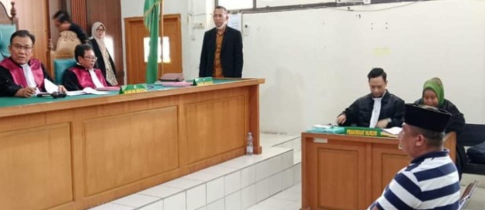 Terdakwa Vulton Matheos, oknum anggota Polres Ogan Komering Ulu (OKU) mendengarkan vonis di PN Palembang, Jumat (8/3/2024). Foto: Sumselheadline/Ela.