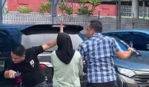 Aiptu FN, oknum polisi meletuskan senpi saat ditanya angsuran mobil di parkiran PS Mal Palembang. Foto: screenshot medsos.