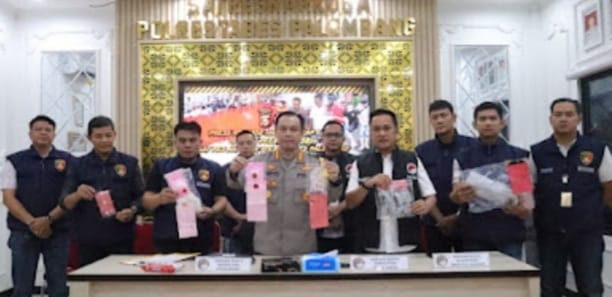 Kapolrestabes Palembang, Kombes Harryo Sugihhartono, Rabu (27/3/2024) menggelar konferensi pers terkait Operasi Pekat yang telah dilakukan jajarannya sejak 7 Maret hingga 26 Maret lalu. Foto: Sumselheadline/Pitria.