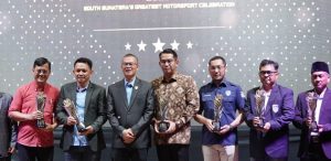 Kadis Dispopar Muba Muhammad Fariz SSTP MM mewakili Pj Bupati Muba Apriyadi menerima anugera tokoh otomotif Sumsel dari IMI, Sabtu (9/3/2024). Foto: Kominfo Muba.