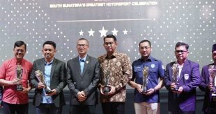 Kadis Dispopar Muba Muhammad Fariz SSTP MM mewakili Pj Bupati Muba Apriyadi menerima anugera tokoh otomotif Sumsel dari IMI, Sabtu (9/3/2024). Foto: Kominfo Muba.