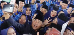 Pj Bupati Muba, Apriyadi bersama para PPPK dan CPNS tahun 2023. Foto: Dok Kominfo Muba.