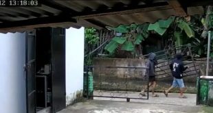 Dua pelaku pencuri pagar terekam CCTV. Foto: repro CCTV.