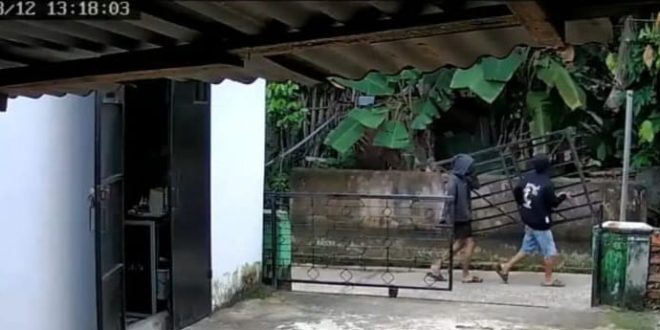 Dua pelaku pencuri pagar terekam CCTV. Foto: repro CCTV.