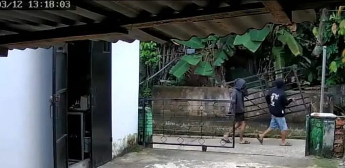 Dua pelaku pencuri pagar terekam CCTV. Foto: repro CCTV.