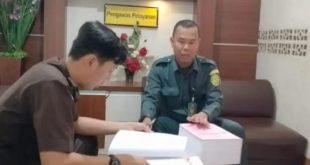 Tim Pidsus Kejari Palembang menyerahkan berkas tiga oknum pegawai pajak ke PN Palembang, Selasa (19/3/2024). Foto: Sumselheadline/Ela.