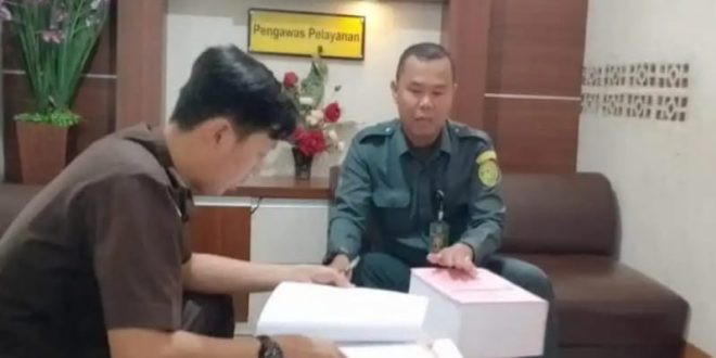 Tim Pidsus Kejari Palembang menyerahkan berkas tiga oknum pegawai pajak ke PN Palembang, Selasa (19/3/2024). Foto: Sumselheadline/Ela.