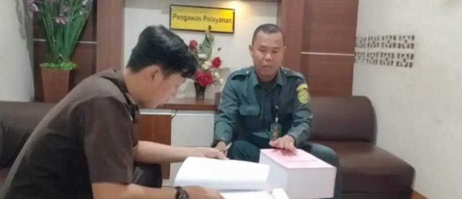 Tim Pidsus Kejari Palembang menyerahkan berkas tiga oknum pegawai pajak ke PN Palembang, Selasa (19/3/2024). Foto: Sumselheadline/Ela.