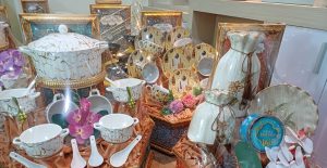 Glenda Gallery, Palembang menyediakan parcel berisi barang porselen. Foto: Sumselheadline/Pitria.