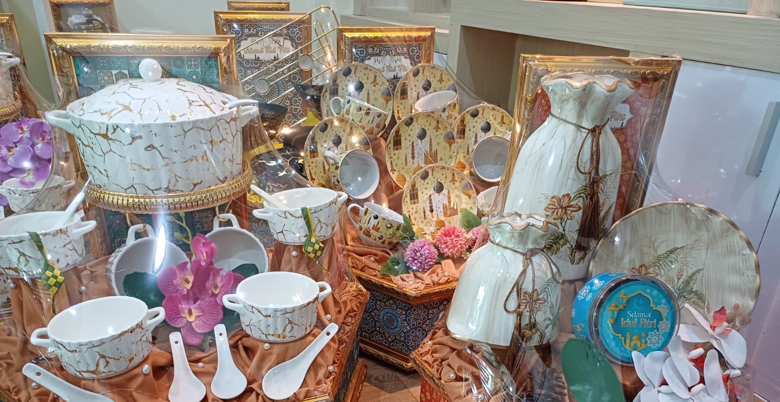 Glenda Gallery, Palembang menyediakan parcel berisi barang porselen. Foto: Sumselheadline/Pitria.