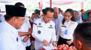 Pj Gubernur Sumsel, Agus Fatoni melihat langsung Bazar Ramadhan dan Pasar Murah di kantor Disperindag Sumsel, Kamis (14/3/2024). Foto: Humas Pemprov Sumsel.