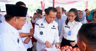 Pj Gubernur Sumsel, Agus Fatoni melihat langsung Bazar Ramadhan dan Pasar Murah di kantor Disperindag Sumsel, Kamis (14/3/2024). Foto: Humas Pemprov Sumsel.