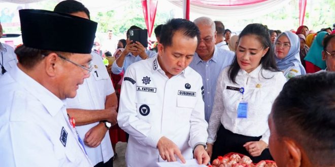 Pj Gubernur Sumsel, Agus Fatoni melihat langsung Bazar Ramadhan dan Pasar Murah di kantor Disperindag Sumsel, Kamis (14/3/2024). Foto: Humas Pemprov Sumsel.
