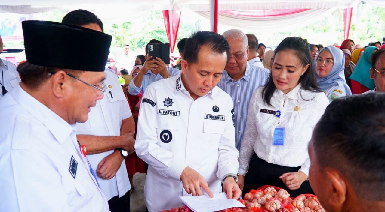 Pj Gubernur Sumsel, Agus Fatoni melihat langsung Bazar Ramadhan dan Pasar Murah di kantor Disperindag Sumsel, Kamis (14/3/2024). Foto: Humas Pemprov Sumsel.