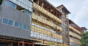 Para pekerja sedang merenovasi total gedung Pasar 16 Ilir Palembang, Selasa (5/3/2024). Foto: Sumselheadline/Pitria.