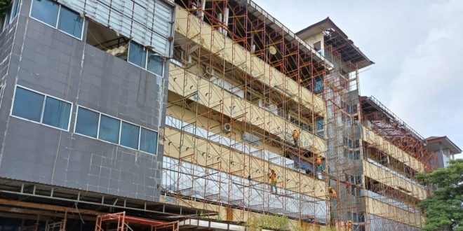 Para pekerja sedang merenovasi total gedung Pasar 16 Ilir Palembang, Selasa (5/3/2024). Foto: Sumselheadline/Pitria.