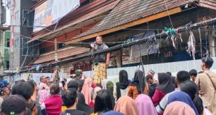 Sejumlah pedagang Pasar 16 Ilir Palembang menggelar aksi penutupan akses masuk ke kios oleh pengembangan, Jumat (8/3/20204). Foto: Sumselheadline/Pitria.