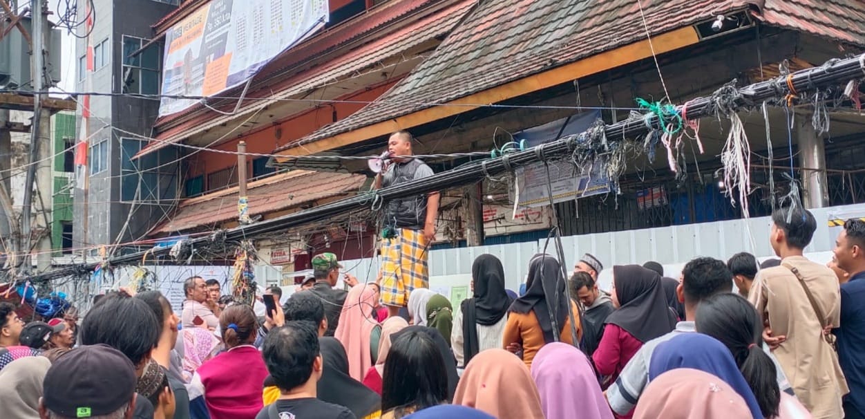 Sejumlah pedagang Pasar 16 Ilir Palembang menggelar aksi penutupan akses masuk ke kios oleh pengembangan, Jumat (8/3/20204). Foto: Sumselheadline/Pitria.