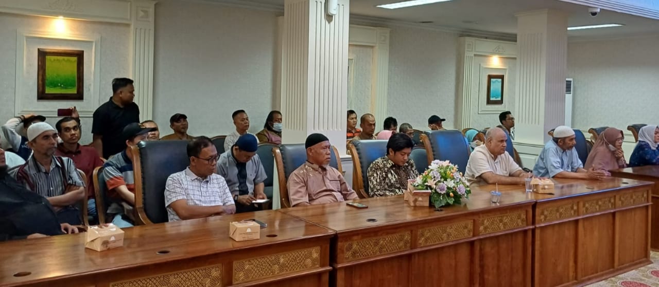 Para pedagang Pasar 16 Ilir yang ikut rapat dengan Pj Walikota Palembang, Minggu (10/3/2024). Foto: Sumselheadline/Pitria.